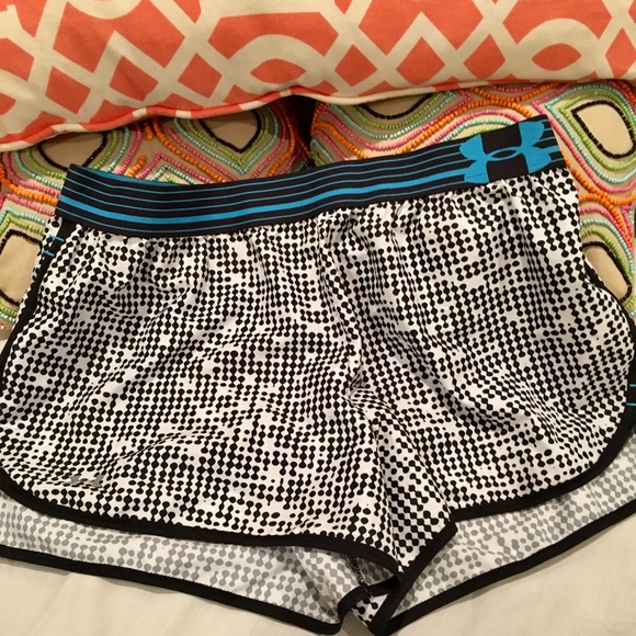Under Armour Pants - Under Armour shorts - measures 30" waist stunning